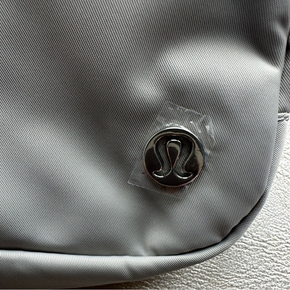 Lululemon Everywhere Belt Bag 1L Silver Drop/White Brand New - Picture 10 of 16